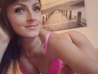 SquirtClaire - schwarz nackt vor der Cam