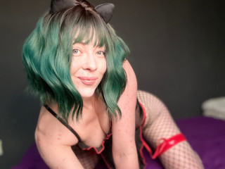 JessieFire - Bin eine s&uuml;&szlig;e junge Frau mit nette Katzen Ohren^^, geile knackige Arsch und sportliche K&ouml;rper :)

Bin sehr Positiv und f&uuml;r alles &ouml;ffnen:)



W&uuml;rde gerne deine heisse Fantasien erf&uuml;llen:)

Bin immer geil und nass:) Brauche ich vieeeeeeel Sex und Orgasmen... Hoffe, du auch :P



100% gute Laune und leere Eier Garantiert ;)



Ich mag mich vor der Cam zeigen und dich zuschauen, auch chatte ich gerne mit interessante und nette Leuten :P

Stehe total auf Dirtytalk, Anal, 69, blasen, C2C und viele andere Sachen... ;)

Lust?..... ;)